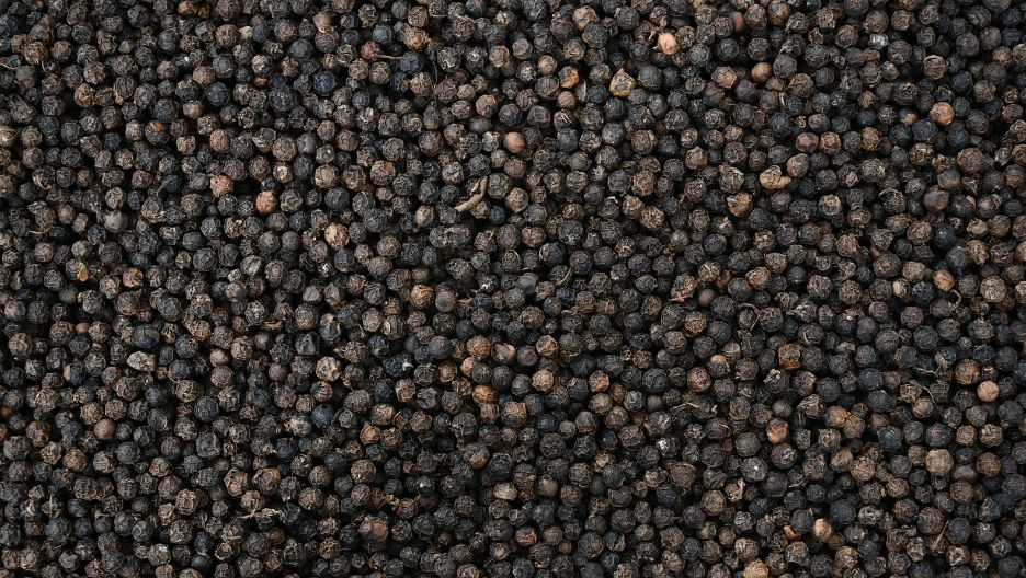 Image of a dense collection of small, dark peppercorns.